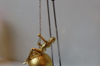 Stormtrooper Wrecking Ball  Star Wars 2025, 24 Karat vergoldet,  Stehlampe, Blechdeckel Spiegel und Strass appliziert, kleine Steinbrocken 24 Karat vergoldet