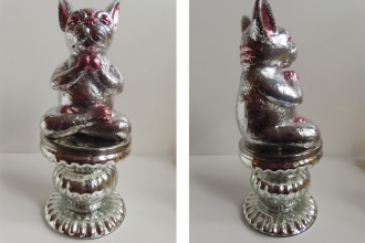 Budda Bulldogge 2025, Keramik Blattmetall silber, Kerzenhalter aus Aluminium, 25 cm hoch