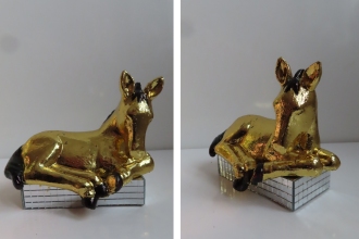 Das goldene Pony 2025, Keramik Blattmetall auf Holzbauklotz mit Spiegel appliziert, 10 x 12 cm