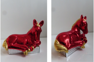Das rote Pony 2025, Keramik Blattmetall auf Holzbauklotz mit Spiegel appliziert  10x 12 cm