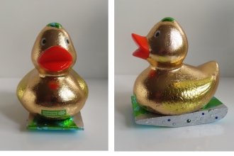 Duesseldorfer Ente II, 2025, Plastikfigur auf Holzwippe, Blattmetall mit Strass verziert