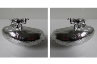 Elefant 2026, Kleine Gummi Spielfigur auf Kieselstein, Imitation Blattsilber
