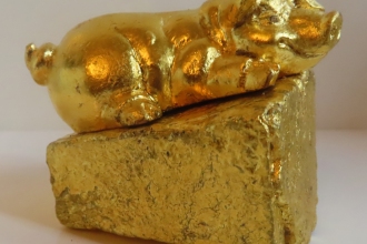 Goldschweinchen 2025, Keramik und Pflasterstein , 24 Karat vergoldet