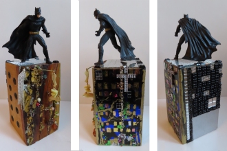 Gotham City 2025, Batman Plastikfigur auf Insektenholzklotz, appliziert mit Schmuck, Mosaik, Spiegel, Strass und Perlen, 25 cm hoch, Batman Figur bewegllich