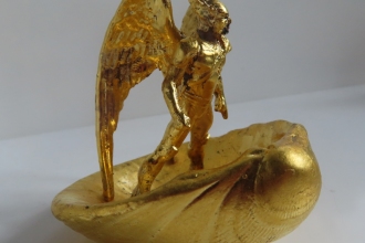 Hawkman 2025,  Black Adam,  Plastikfigur und Muschel, 24 Karat vergoldet.