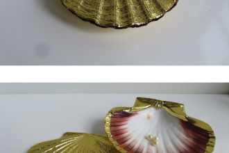 Jakobsmuschel mit Perlen 2026, Imitation Blattgold und Perlen einer Perlenkette ca. 1960