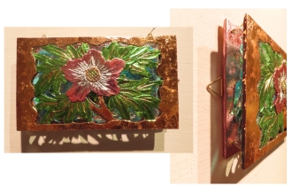 Laubsäge Blumen 2025, Laubsägearbeit  Jugendstil, Blattmetall und Mosaikspiegel auf Hintergundplatte, dreidimensional, 23 x 13 cm