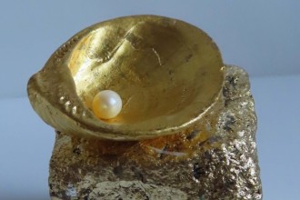 Muschel mit Zuchtperle 2025, Muschel 24 Karat vergoldet, Pflasterstein mit Blattmetall bearbeitet.