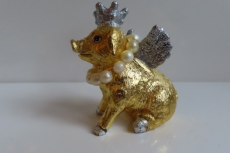 Schwein mit Perlenkette, 2025, Keramik 24 Karat vergoldet und versilbert, Zuchtperelenkette