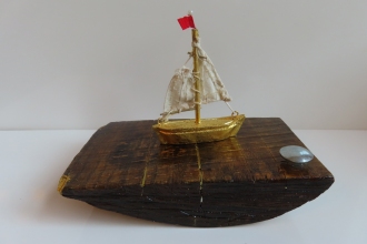 Segelboot auf Treibholz 2025, Segelboot aus Keramik, 24 Karat vergoldet, Treibholz aus der Hamburger Alster bearbeitet mit Bootslack, bewegliche Skulptur