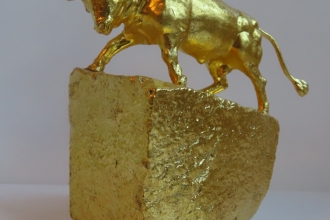 Stier 2025,  Plastikfigur und Pflasterstein 24 Karat vergoldet, ca. 9 cm hoch