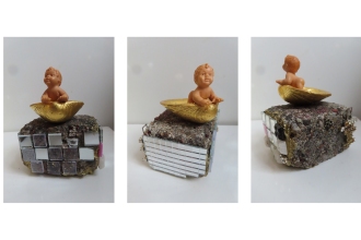 Streetbaby 2026, Gummifigur in Muschel 24 karat vergoldet, Pflasterstein mit Strass, Spiegel-und Mosaikfliesen verziert